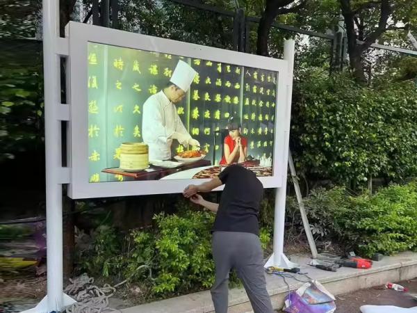 Problems to be solved in outdoor lcd advertising display machine screen