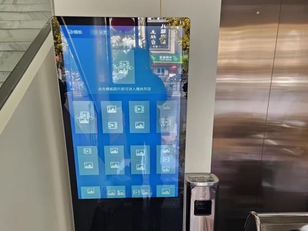 Ruiguan advertising machine display screen manufacturer make your advertisement more attractive