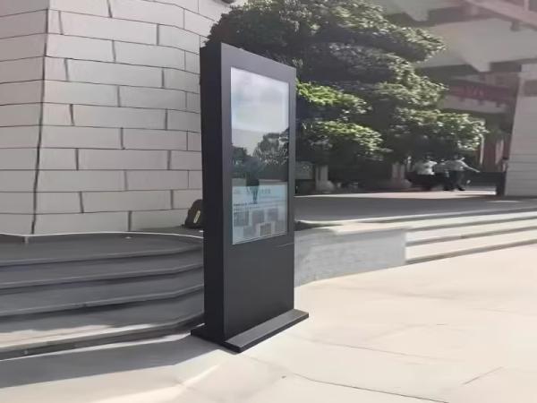 Ruiguan outdoor display products enter the field of intelligent bus stop signs for advertising machine screen