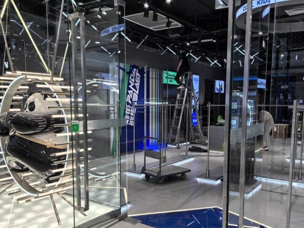 What is the role of lcd advertising machine display screen application in catering stores