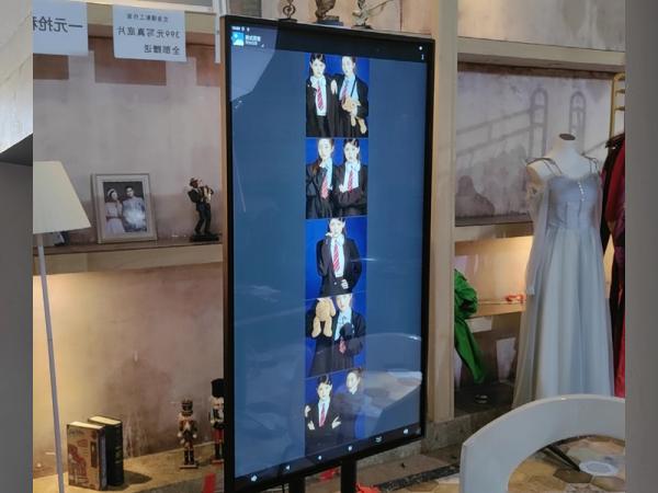 Why lcd advertising machine display screen is more expensive than TV set