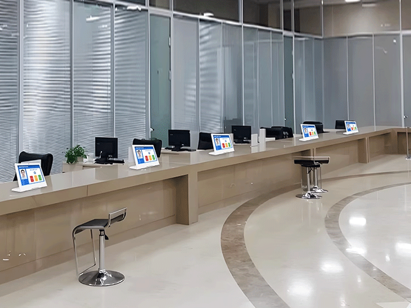 Hardware selfservice intelligent queue screen machine management system