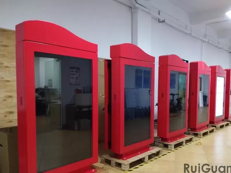 What is the difference in brightness between outdoor advertising machine LCD and LED?