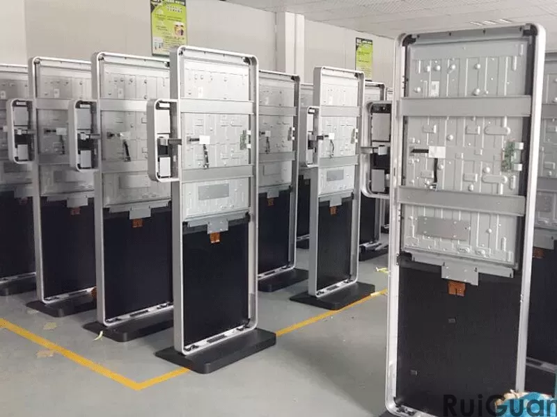 What are the characteristics of LCD outdoor advertising machines